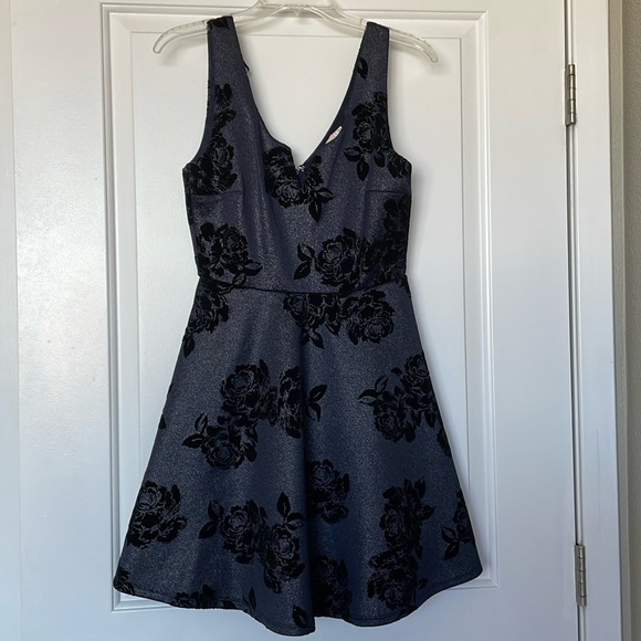 Francesca’s Patrice Flocked Floral Dress - Picture 5 of 9